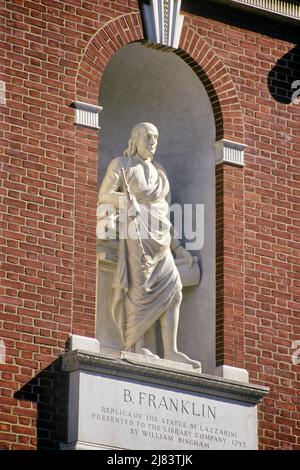 1990S ISELIN LAZZARINI STATUE BENJAMIN FRANKLIN AN DER FASSADE DER BIBLIOTHEKSHALLE IM HISTORISCHEN VIERTEL DER STADT PHILADELPHIA PENNSYLVANIA USA - KP6427 NET002 HARS FREEDOM URBAN CENTER EXTERIOR FAMOUS KNOWLEDGE LEADERSHIP PA NORTHEAST TRAVEL USA BEN FRANKLIN AREA KEYSTONE REGION BEN MITTELATLANTIK COMMONWEALTH MITTELATLANTIK OSTKÜSTE STÄDTE KEYSTONE STATE WRITER MITTELATLANTISCHE STATE FASSADE DENKMÄLER STATUEN BENJAMIN FRANKLIN STADT DER BRÜDER LIEBE DIPLOMAT GRÜNDUNG VATER BIBLIOTHEKEN ALTMODISCHE UNIVERSALGELEHRTE TOGA Stockfoto