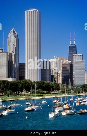 1990S HAFEN UND SKYLINE VOM AQUARIUM IM GRANT PARK AUS GESEHEN CHICAGO ILLINOIS USA - KR103860 NET002 HARS AQUARIUM ILLINOIS SEEN IL LAKE MICHIGAN MARINA MIDWEST MIDWESTERN OLD FASHIONED Stockfoto