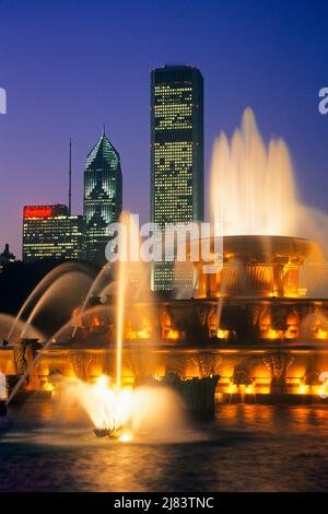 1990S BUCKINGHAM MEMORIAL FOUNTAIN AT DUSK IM GRANT PARK CHICAGO ILLINOIS - KR103874 NET002 HARS CITIES DUSK PLANTSCHEN LOKALISIERT GRANT PARK ILLINOIS MEMORIALS ROCOCO BEAUX ARTS IL MIDWEST MIDWESTERN ALTMODISCHE ANWESEN Stockfoto