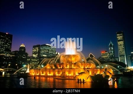 1990S BUCKINGHAM MEMORIAL FOUNTAIN AT DUSK IN GRANT PARK CHICAGO ILLINOIS - KR103875 NET002 HARS IMMOBILIEN STRUKTUREN GEWÄSSER STÄDTE DÄMMERUNG SPRITZWASSER GEBÄUDE GELEGEN GRANT PARK ILLINOIS MEMORIALS ROCOCO BEAUX ARTS IL MIDWEST MIDWESTERN ALTMODISCHE EIGENSCHAFTEN Stockfoto