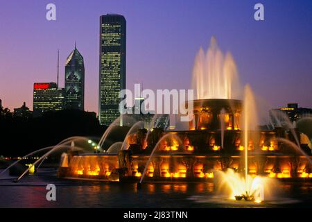 1990S BUCKINGHAM MEMORIAL FOUNTAIN AT DUSK IM GRANT PARK CHICAGO ILLINOIS - KR103876 NET002 HARS DUSK PLANSCHENDE GEBÄUDE IM GRANT PARK ILLINOIS MEMORIALS ROKOKO TWILIGHT BEAUX ARTS IL MIDWEST MIDWESTERN ALTMODISCHE GEBÄUDE Stockfoto