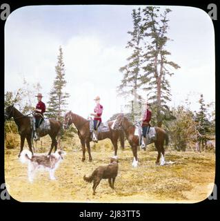 1920S ROYAL CANADIAN NORTHWEST MOUNTED POLICE AUF DEM PFERDERÜCKEN MIT HUNDEN - KR20136 HAR001 HARS ORDER OFFICER STRAFVERFOLGUNG NORDAMERIKA COP NORDAMERIKANISCHES PFERD SCHÜTZEN SÄUGETIERE HOCHWINKEL ABENTEUER MUT UND KANADISCHE HUNDE STOLZ AUTORITÄT LOKALEN BERUFE UNIFORMEN POOCH ROYAL PROVINZUNTERSTÜTZUNG GETÖNTE OFFIZIERE POLIZISTEN HUNDE BULLEN SÄUGETIER MITTLEREN ERWACHSENEN MITTLEREN ERWACHSENEN FRAU MONTIERT ZWEISAMKEIT JUNGEN ERWACHSENEN MANN ABZEICHEN KAUKASISCHEN ETHNIZITÄT FEDERAL HAR001 NORTHWEST OLD FASHIONED Stockfoto