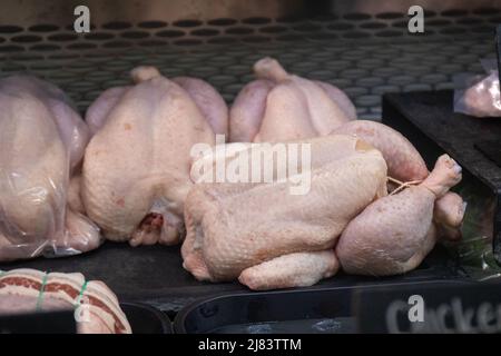 LONDON, DEN 12 2022. MAI. Britische Supermärkte erinnern sich an gekochtes Huhn in Salmonellen-Abgeschreckenheit, mehr als 100 Produkte wurden nach dem Ausbruch von Salmonellen in der Cranswick-Hühnerfabrik in Hull zurückgerufen. Stockfoto
