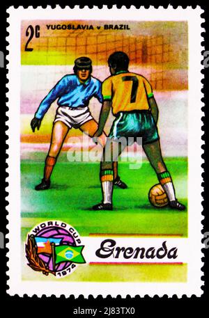 MOSKAU, RUSSLAND - 10. APRIL 2022: Die in Grenada gedruckte Briefmarke zeigt Jugoslawien gegen Brasilien, FIFA Fußball-Weltmeisterschaft 1974, Westdeutschland Stockfoto