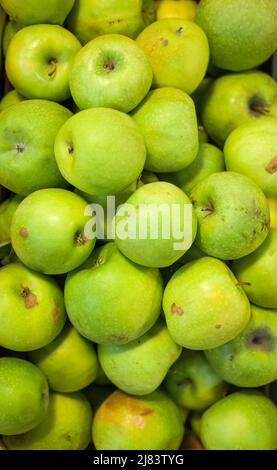 Obstmarkt mit verschiedenen bunten frischen Obst und Gemüse Stockfoto