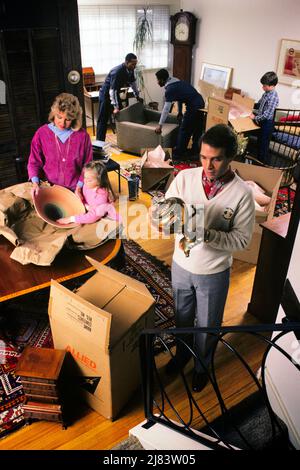 1980S FAMILIE UND UMZIEHENDE MÄNNER AUSPACKEN IN NEUES ZUHAUSE UMZIEHEN UMZIEHEN - KS27241 NET002 HARS URBANE VIELFALT FARBE MÜTTER ALT ZEIT BESCHÄFTIGT NOSTALGIE BRUDER UMZUG ALTE MODE SCHWESTER BEGRÜSSEN JUNGE ERWACHSENE TEAMARBEIT SÖHNE BRAUN LIFESTYLE FRAUEN BRÜDER EHEMÄNNER ZU HAUSE LEBEN 6 COPY SPACE HALBWERTSLÄNGE DAMEN TÖCHTER PERSONEN MÄNNER SECHS GESCHWISTER SCHWESTERN VÄTER EHEMANN UND EHEFRAU EHEMÄNNER UND EHEFRAUEN ZIELE VATERSCHAFT HIGH-ANGLE ABENTEUER STRATEGIE KUNDENSERVICE AFRO-AMERIKANER AFROAMERIKANER UND VÄTER AUFREGUNG NEUEN ANFANG SCHWARZE ETHNIE IN GELEGENHEIT OFFEN BERUFE GESCHWISTER NEUES ZUHAUSE ÜBERLADEN Stockfoto