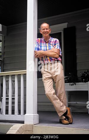 1990S MANN AUF DER VERANDA DES HAUSES IN LÄSSIGER POSE UND KLEIDUNG LÄCHELND - KS32548 NET002 HARS JOY LIFESTYLE ZUFRIEDENHEIT ARCHITEKTUR ÄLTERE HÄUSER LÄNDLICHEN ERWACHSENEN HEIM LEBEN KOPIEREN RAUM VOLLZEIT PERSONEN WOHN MÄNNER GEBÄUDE RUHESTAND VERTRAUEN SENIOR MANN SENIOR ERWACHSENE MITTLEREN ALTERS MANN BLICKKONTAKT RENTNER GLÜCK ALTER OLDSTERS FRÖHLICH OLDSTER FREIZEIT KOMFORTABLE DETAILS VERANDEN AUSSEN STOLZ HÄUSER LÄCHELN GESCHICHTEN ÄLTESTEN VERBINDUNG FREUDIGE RESIDENZ ARCHITEKTUR DETAIL ARCHITEKTUR DETAILS MENSCHEN ERWACHSENE ENTSPANNUNG KAUKASISCHE ETHNIE ALTMODISCH Stockfoto