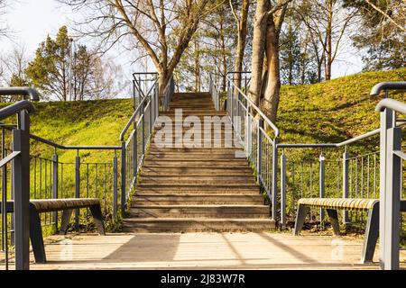 Holzplattform mit Stahlgeländern im Stadtpark Stockfoto