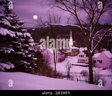 1980S SCHNEEBEDECKTE WINTERABENDSZENE IN NEW ENGLAND MIT KIRCHE VOLLMOND AM HIMMEL WHITEFIELD NEW HAMPSHIRE USA - KW2365 HAR001 HARS SZENISCHE DORF INSPIRATION WOHNGEBÄUDE VEREINIGTE STAATEN VON AMERIKA GEBÄUDE GELASSENHEIT SPIRITUALITÄT HAMPSHIRE FENSTER NORDAMERIKA WINTERZEIT FREIHEIT NORDAMERIKANISCH ABGEDECKT TRÄUME STRUKTUR HOCHWINKEL EIGENSCHAFT BELEUCHTET HÄUSER IMMOBILIEN STRUKTUREN DÄMMERUNG MOONLIGHT WOHNSITZ GEBÄUDE KLEINE STADT WHITEFIELD WINTERLICHE HANGIDEEN NEW ENGLAND FULL MOON HAR001 OLD FASHIONED SPIRE Stockfoto