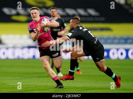 Sam Halsall von Wigan Warriors wurde von Tuimoala Lolohea von Huddersfield Giants während des Matches der Betfred Super League im John Smith's Stadium in Huddersfield angegangen. Bilddatum: Donnerstag, 1212. Mai 2022. Stockfoto
