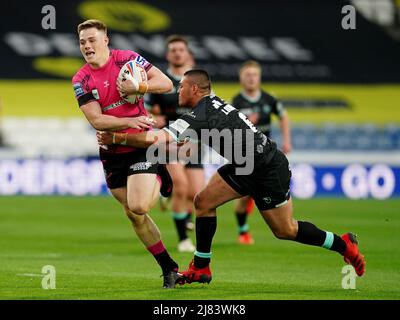Sam Halsall von Wigan Warriors wurde von Tuimoala Lolohea von Huddersfield Giants während des Matches der Betfred Super League im John Smith's Stadium in Huddersfield angegangen. Bilddatum: Donnerstag, 1212. Mai 2022. Stockfoto