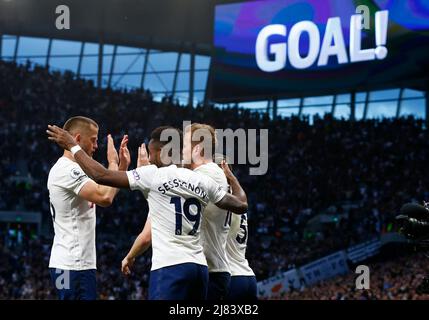 London, Großbritannien. 12.. Mai 2022. LONDON, England - MAI 12:Harry Kanecelebrates von Tottenham Hotspur erzielt sein 2.-Tor während der Premier League zwischen Tottenham Hotspur und Arsenal am 12.. Mai 2022 im Tottenham Hotspur Stadium, London, England.Quelle: Action Foto Sport/Alamy Live News Stockfoto