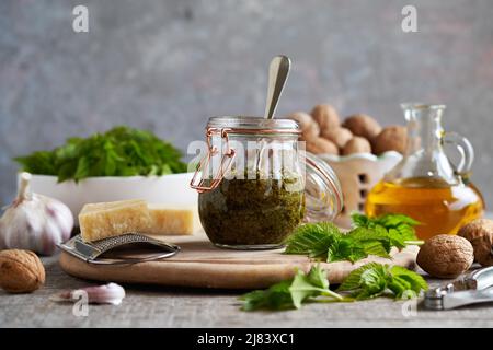 Goutweed-Pesto mit Walnüssen, Knoblauch und Parmesankäse Stockfoto