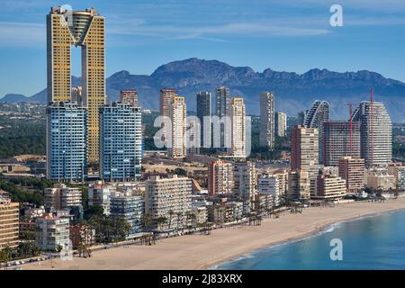Intempo Wolkenkratzer, Strand Levante im Winter in Benidorm, Provinz Alicante, Bundesland Valencia, Spanien, Europa Stockfoto