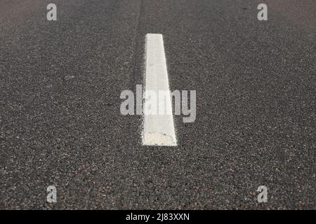 Asphaltstraße mit einer einzigen festen weißen Linie Straßenmarkierung Stockfoto