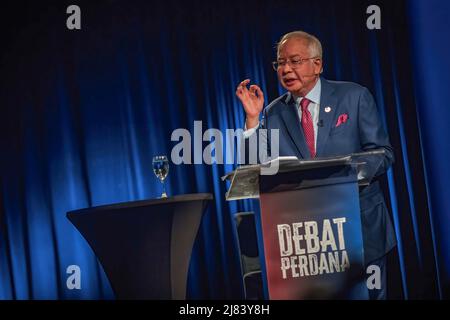 Wilayah Persekutuan, Malaysia. 12.. Mai 2022. Der ehemalige malaysische Premierminister Datuk Seri Najib Razak stellt seinen Antrag während einer Sonderdebatte mit dem Oppositionsführer Datuk Seri Anwar Ibrahim im Malaysia Tourism Center (MATIC) vor. Anderthalb Stunden lang diskutierten die beiden nationalen Persönlichkeiten über zwei Themen, nämlich ob die Regierung dem kränkelnden Öl- und Gasunternehmen Sapura Energy Berhad und der Frage der zukünftigen Wirtschaft, Politik und Richtung Malaysias helfen sollte. (Foto von Syaiful Redzuan/SOPA Images/Sipa USA) Quelle: SIPA USA/Alamy Live News Stockfoto