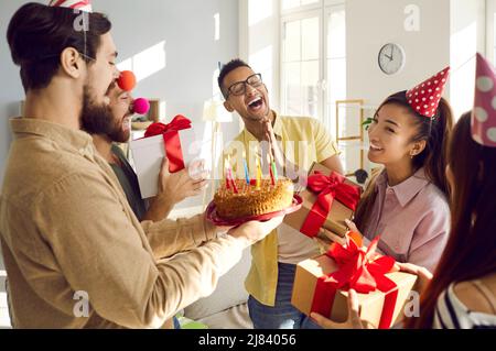 Lächelnde Freunde Gruß Mädchen Mate mit Geburtstag Stockfoto