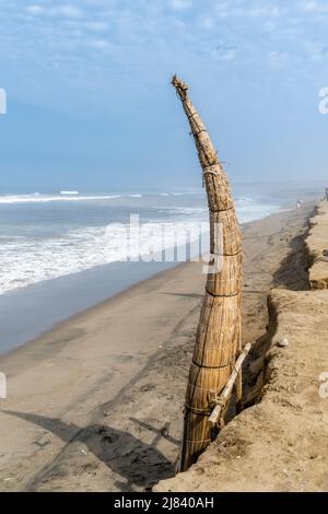 Ein Caballito de Totora (traditionelles Schilffischboot) am Strand von Huanchaco, Provinz Trujillo, Peru. Stockfoto