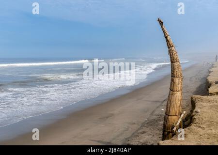 Ein Caballito de Totora (traditionelles Schilffischboot) am Strand von Huanchaco, Provinz Trujillo, Peru. Stockfoto