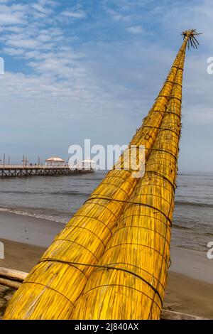 Ein Caballito de Totora (traditionelles Schilffischboot) am Strand von Huanchaco, Provinz Trujillo, Peru. Stockfoto