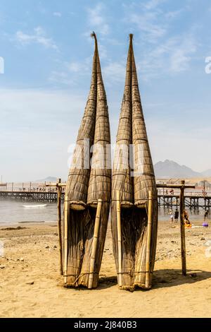 Zwei Caballitos de Totora (traditionelle Schilffischboote) am Strand von Huanchaco, Provinz Trujillo, Peru. Stockfoto