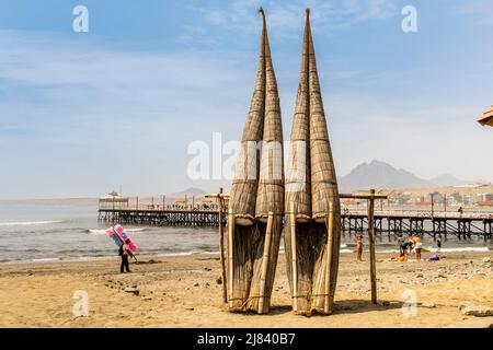 Zwei Caballitos de Totora (traditionelle Schilffischboote) am Strand von Huanchaco, Provinz Trujillo, Peru. Stockfoto