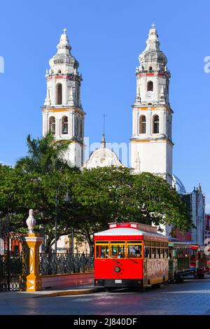 Kolonialarchitektur und Touristenbusse am Unabhängigkeitsplatz in der historischen Festungsstadt Campeche, Mexiko Stockfoto