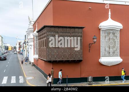 Farbenfrohe Gebäude in der Nähe der Plaza De Armas, Trujillo, Region La Libertad, Peru. Stockfoto