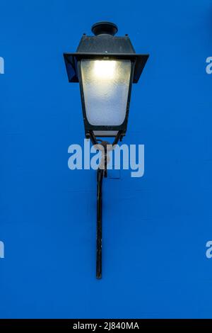 Ein Straßenlicht auf Einem farbenfrohen Gebäude an der Plaza De Armas, Trujillo, Region La Libertad, Peru. Stockfoto