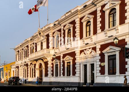 Municipalidad Provincial de Trujillo (Rathaus) an der Plaza De Armas, Trujillo, Region La Libertad, Peru. Stockfoto