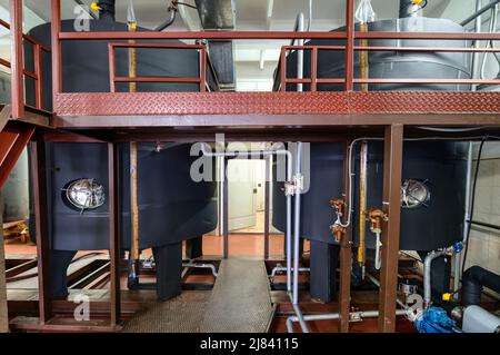 Metalltanks für die Herstellung von alkoholischen Getränken in der leichten Werkstatt Stockfoto