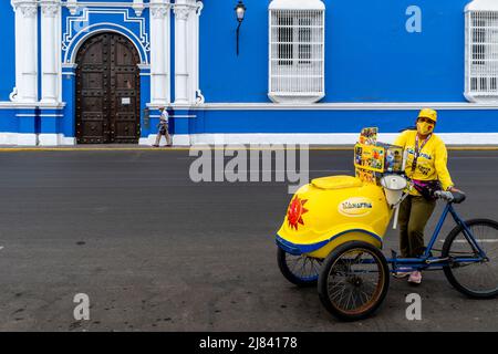 Eine Frau verkauft Eiscreme von Einem mobilen Fahrrad auf der Plaza De Armas, Trujillo, Region La Libertad, Peru. Stockfoto