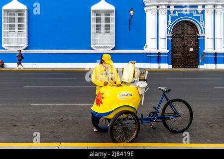 Eine Frau verkauft Eiscreme von Einem mobilen Fahrrad auf der Plaza De Armas, Trujillo, Region La Libertad, Peru. Stockfoto
