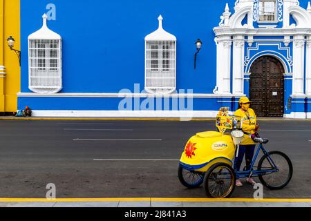 Eine Frau verkauft Eiscreme von Einem mobilen Fahrrad auf der Plaza De Armas, Trujillo, Region La Libertad, Peru. Stockfoto