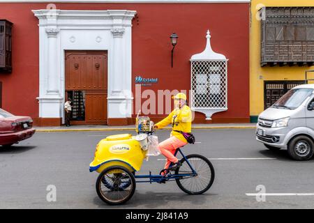 Eine Frau verkauft Eiscreme von Einem mobilen Fahrrad auf der Plaza De Armas, Trujillo, Region La Libertad, Peru. Stockfoto