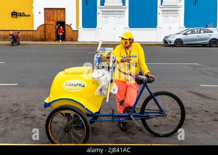 Eine Frau verkauft Eiscreme von Einem mobilen Fahrrad auf der Plaza De Armas, Trujillo, Region La Libertad, Peru. Stockfoto