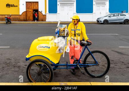 Eine Frau verkauft Eiscreme von Einem mobilen Fahrrad auf der Plaza De Armas, Trujillo, Region La Libertad, Peru. Stockfoto