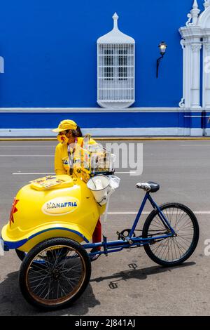 Eine Frau verkauft Eiscreme von Einem mobilen Fahrrad auf der Plaza De Armas, Trujillo, Region La Libertad, Peru. Stockfoto