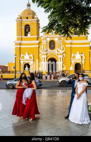 Eine farbenfrohe Hochzeitsgruppe vor der Kathedrale auf der Plaza De Armas während der Covid 19 Times, Trujillo, Region La Libertad, Peru. Stockfoto