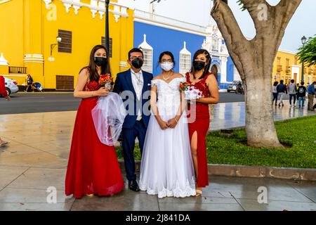 Eine farbenfrohe Hochzeitsgruppe auf der Plaza De Armas während der Covid 19 Times, Trujillo, Region La Libertad, Peru. Stockfoto