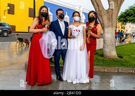 Eine farbenfrohe Hochzeitsgruppe auf der Plaza De Armas während der Covid 19 Times, Trujillo, Region La Libertad, Peru. Stockfoto