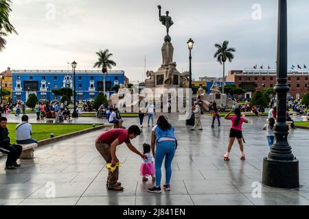 Peruaner auf der Plaza De Armas am frühen Abend, Trujillo, Region La Libertad, Peru. Stockfoto