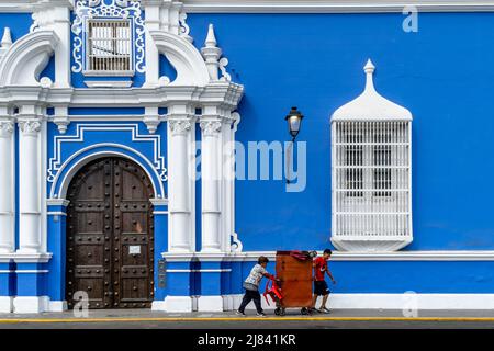 Zwei Personen schieben Einen mobilen Kiosk durch die Plaza De Armas, Trujillo, Region La Libertad, Peru. Stockfoto