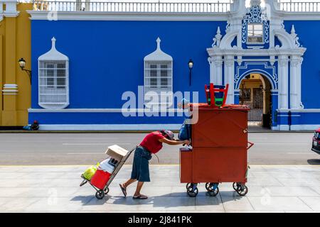 Eine Ältere Frau Schiebt Ihren Mobile Food Kiosk Durch Die Plaza De Armas, Trujillo, Region La Libertad, Peru. Stockfoto