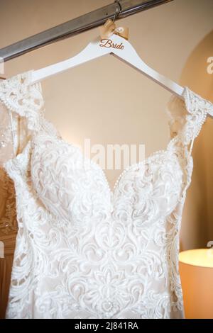 Hochzeitskleid mit Spitze in einem Hotelzimmer. Stockfoto