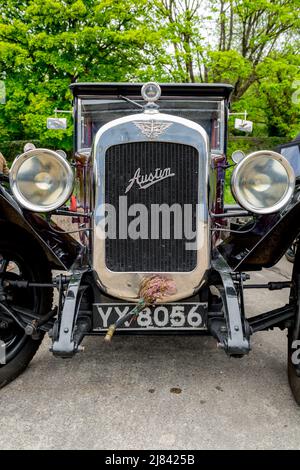 Die Mitglieder des Autoclubs Pre war Austin 7, die an der ‘Century of Sevens-Tour’ durch die Derbyshire Dales teilnehmen. Stockfoto