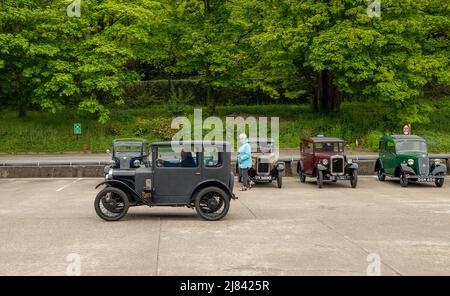 Die Mitglieder des Autoclubs Pre war Austin 7, die an der ‘Century of Sevens-Tour’ durch die Derbyshire Dales teilnehmen. Stockfoto