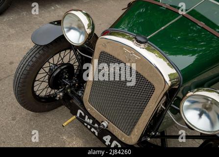 Die Mitglieder des Autoclubs Pre war Austin 7, die an der ‘Century of Sevens-Tour’ durch die Derbyshire Dales teilnehmen. Stockfoto