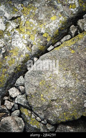 Abstrakter Hintergrund eine Gruppe von kleinen und großen Granitsteinen Stockfoto