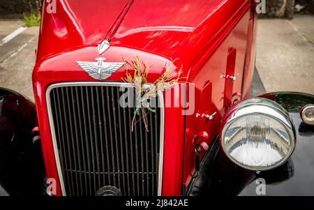 Die Mitglieder des Autoclubs Pre war Austin 7, die an der ‘Century of Sevens-Tour’ durch die Derbyshire Dales teilnehmen. Stockfoto